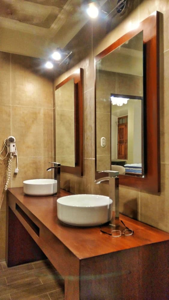 Bathroom sink