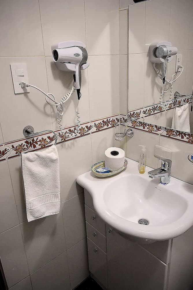 Bathroom sink