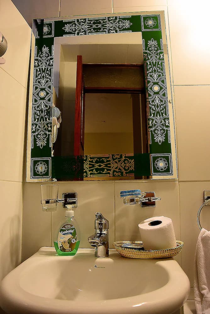Bathroom sink