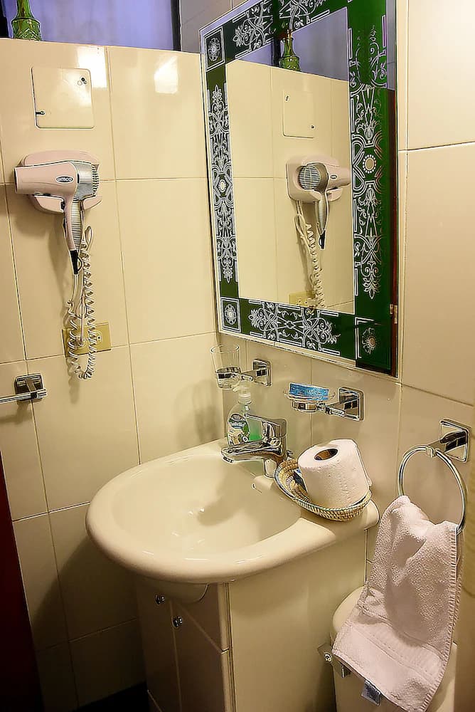Bathroom sink