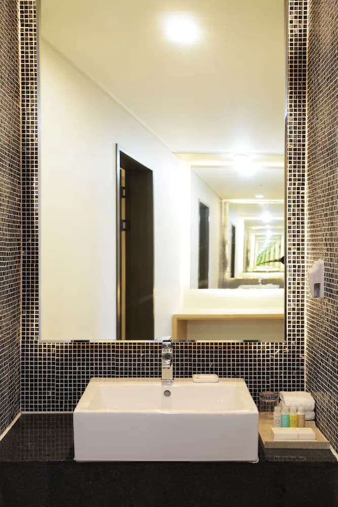 Bathroom sink