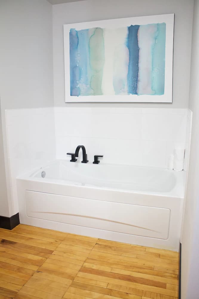 Deep soaking bathtub