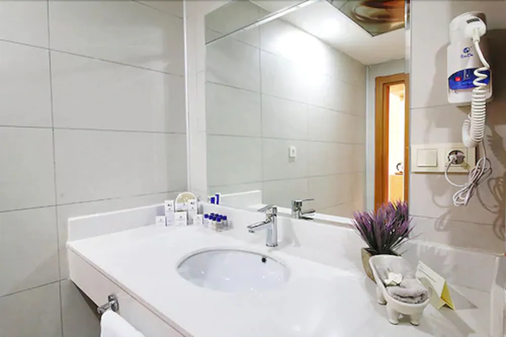Bathroom sink