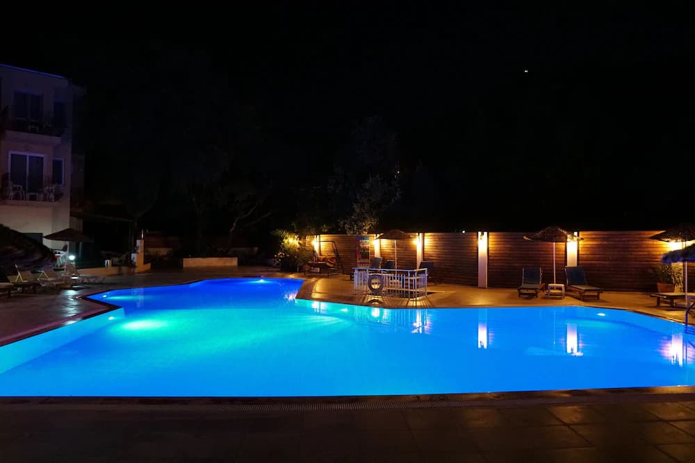 Swim-up bar