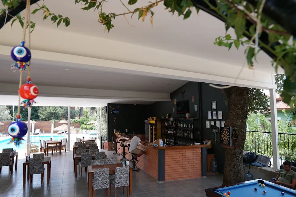 Swim-up bar