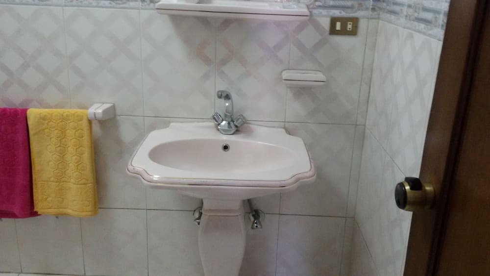 Bathroom sink