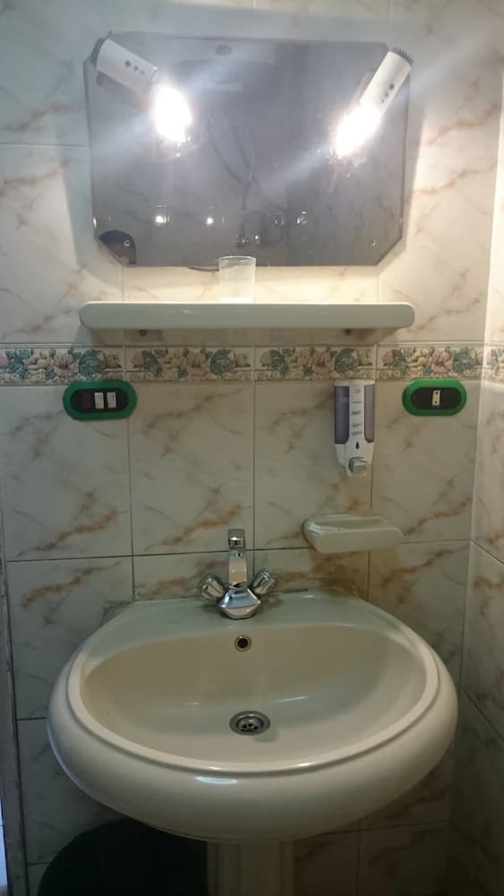 Bathroom sink