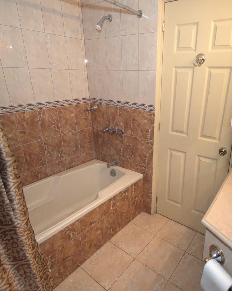 Deep soaking bathtub