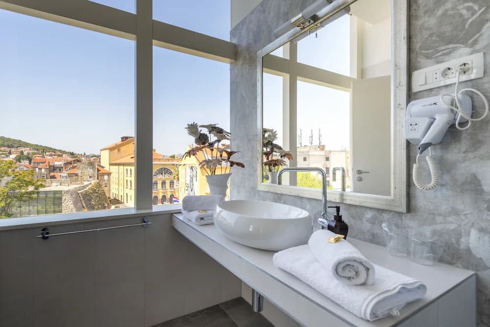 Bathroom sink