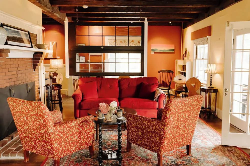 Lobby lounge