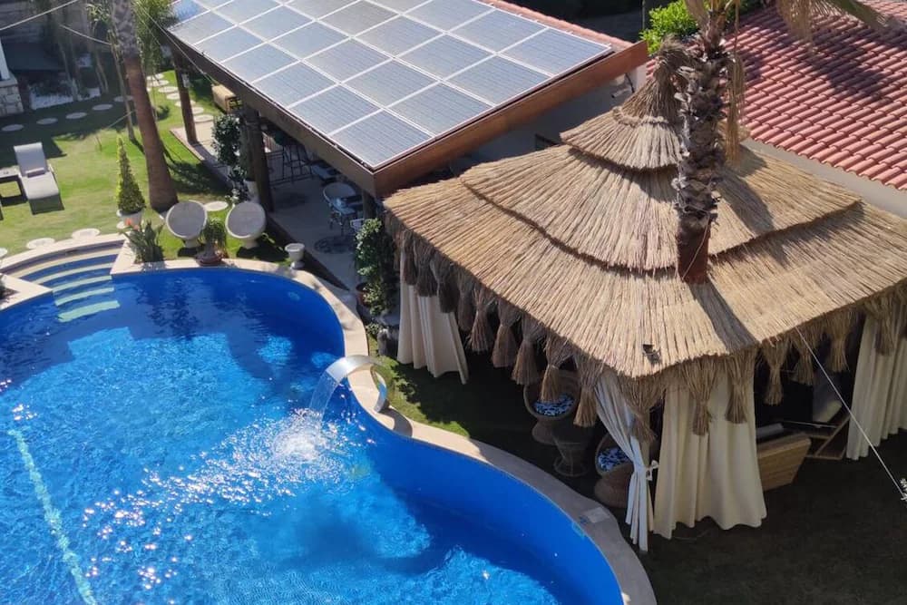 Poolside bar