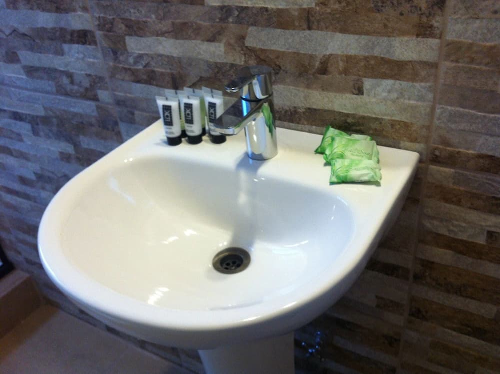 Bathroom sink