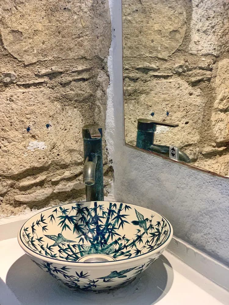 Bathroom sink