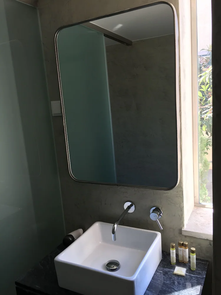 Bathroom sink