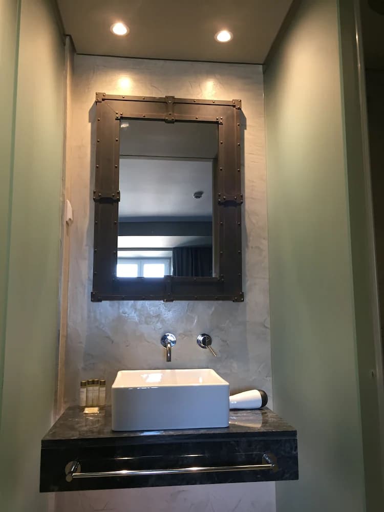Bathroom sink