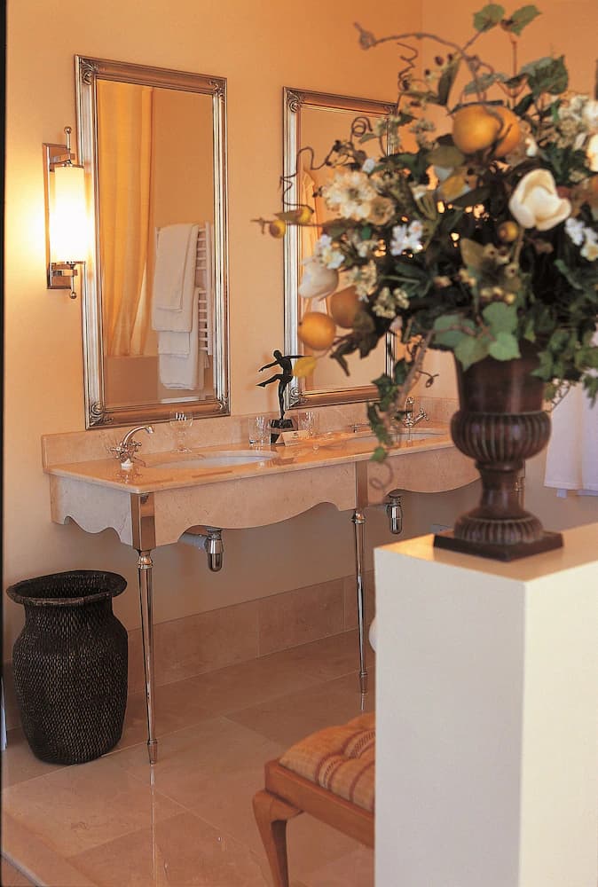 Bathroom sink