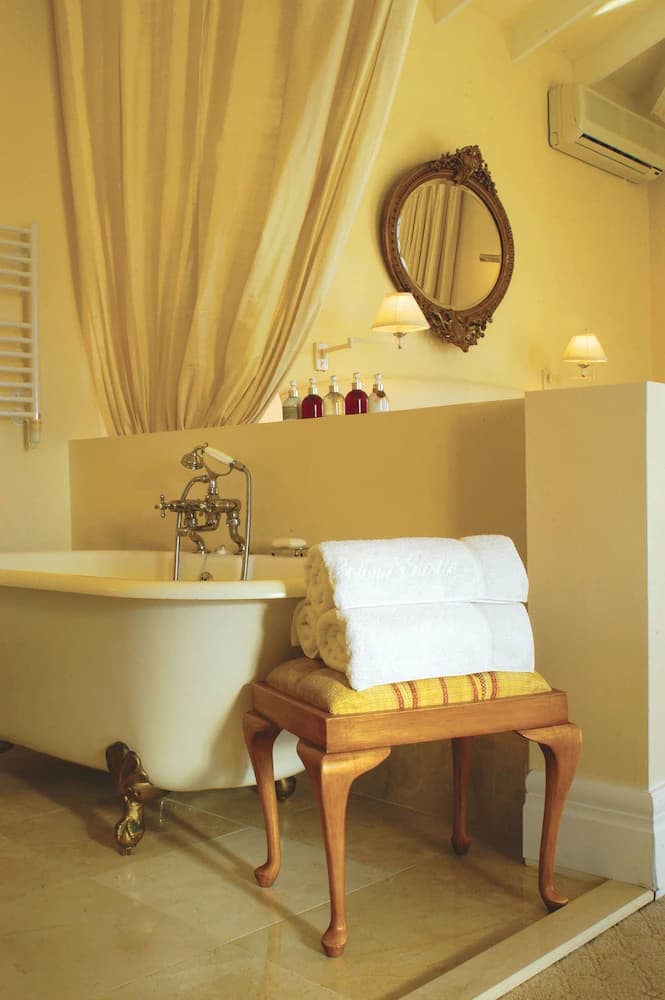 Deep soaking bathtub