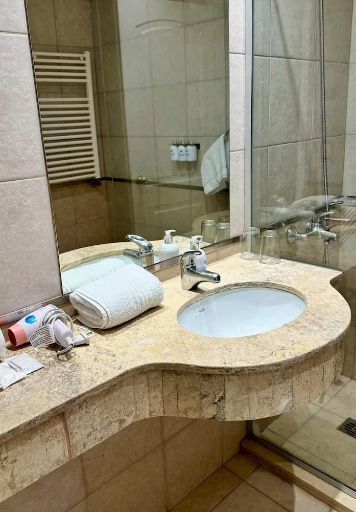 Bathroom sink