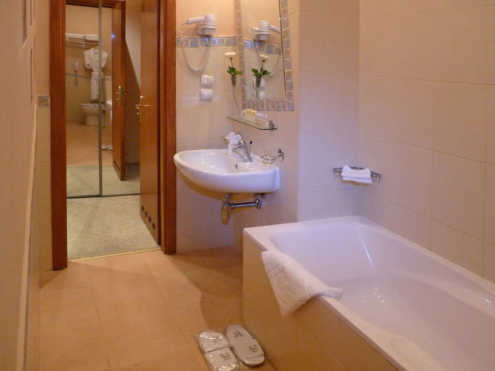 Deep soaking bathtub