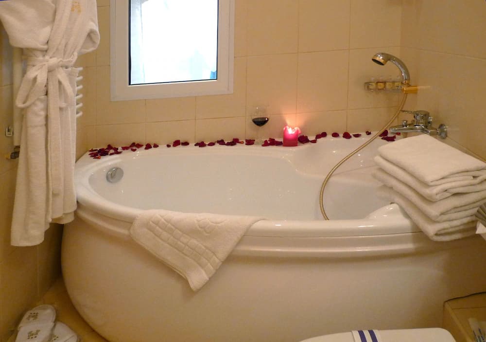 Deep soaking bathtub