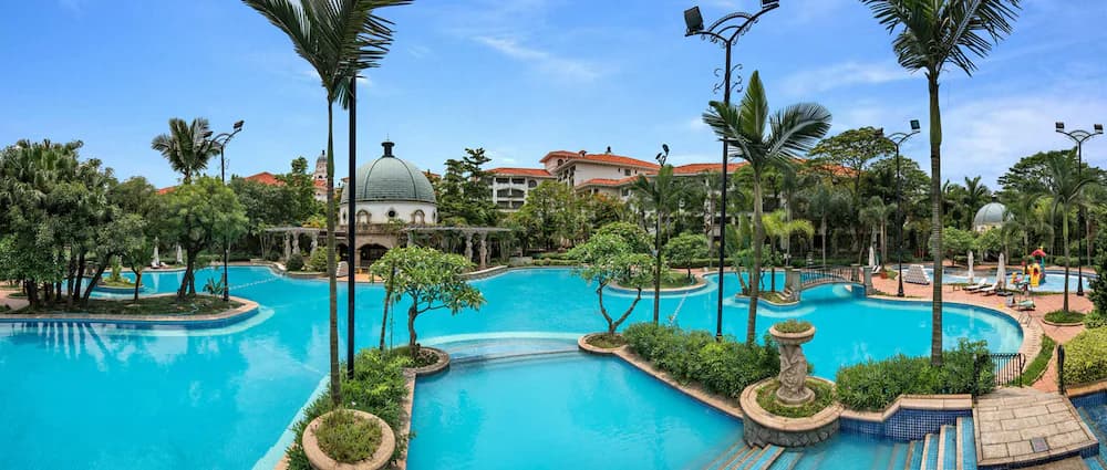 Indoor/outdoor pool