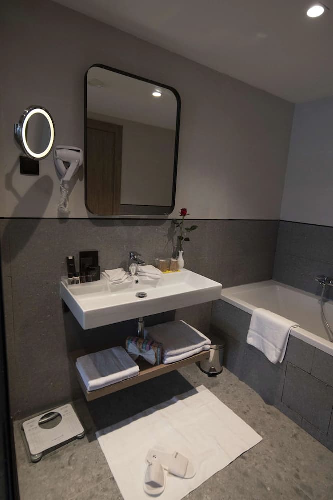 Bathroom amenities