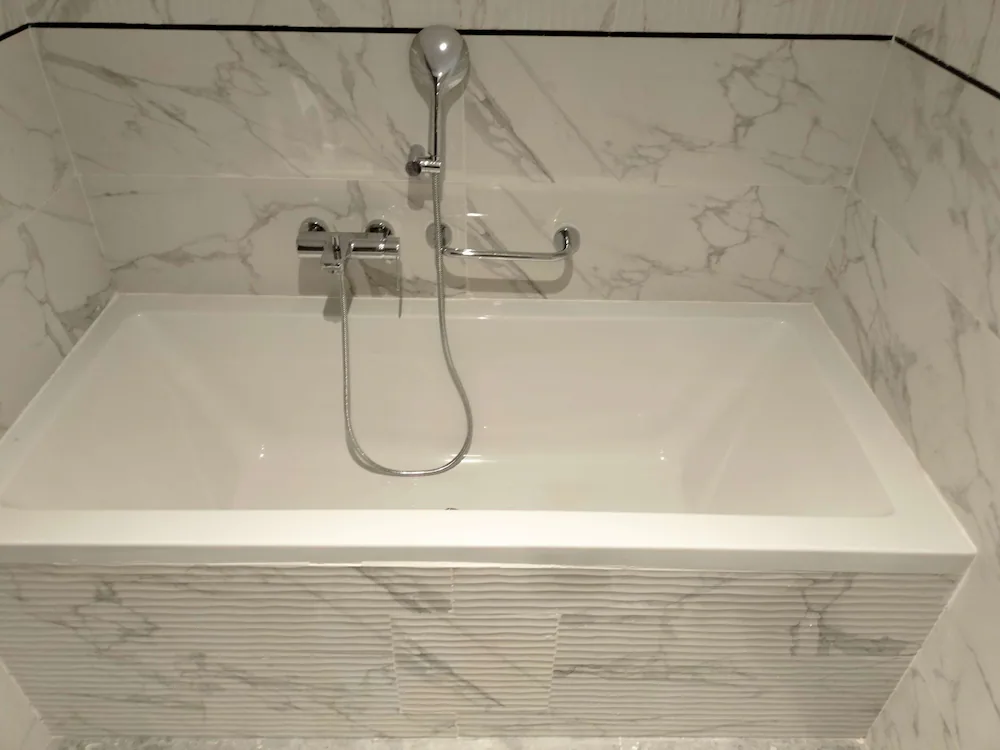 Deep soaking bathtub