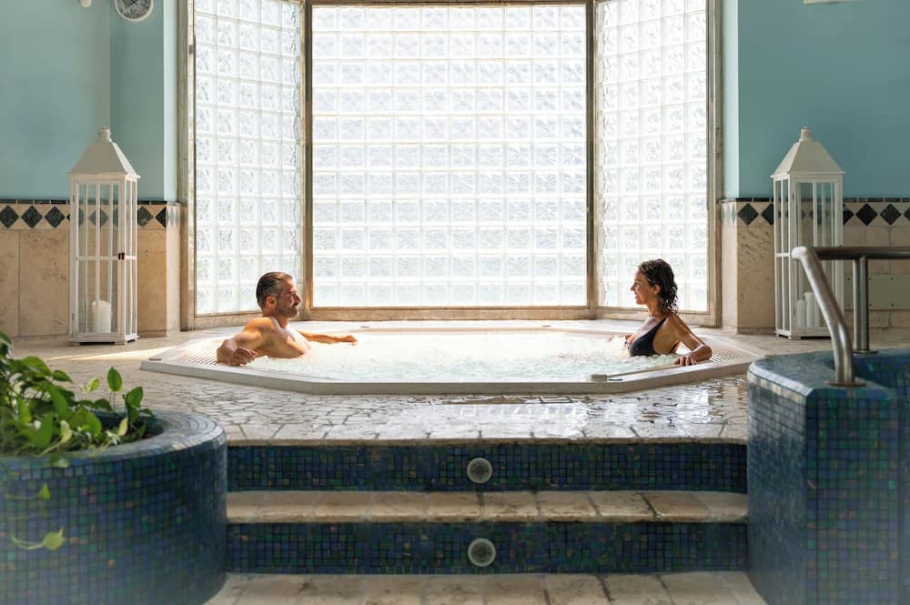 Indoor spa tub