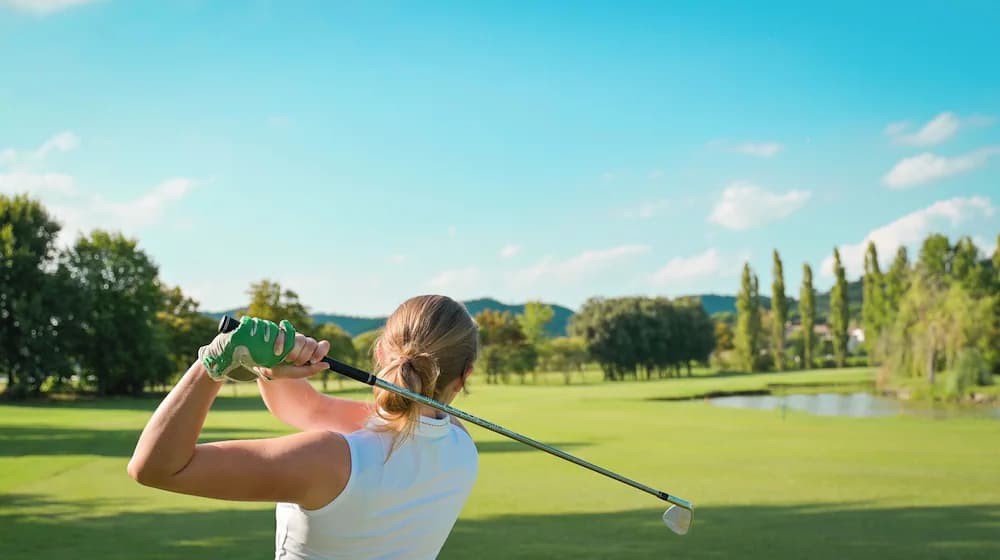 Indoor golf driving range