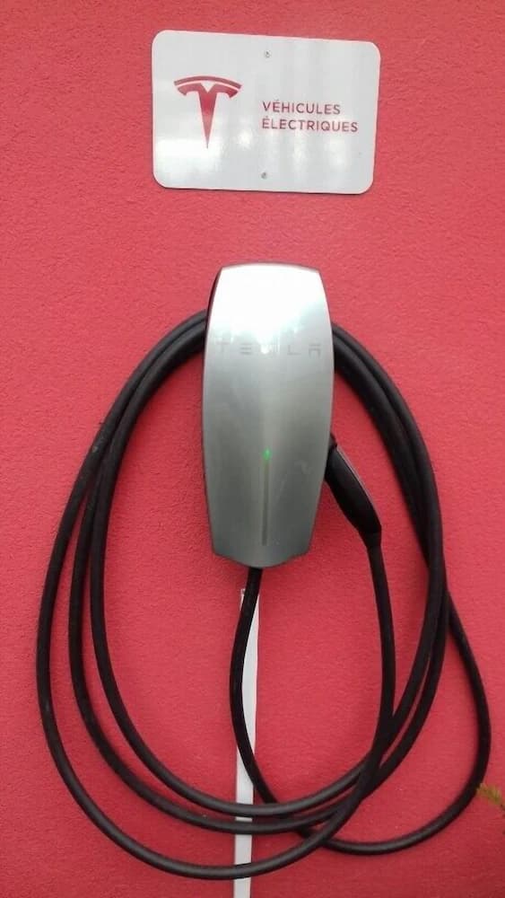 Electric vehicle charging station