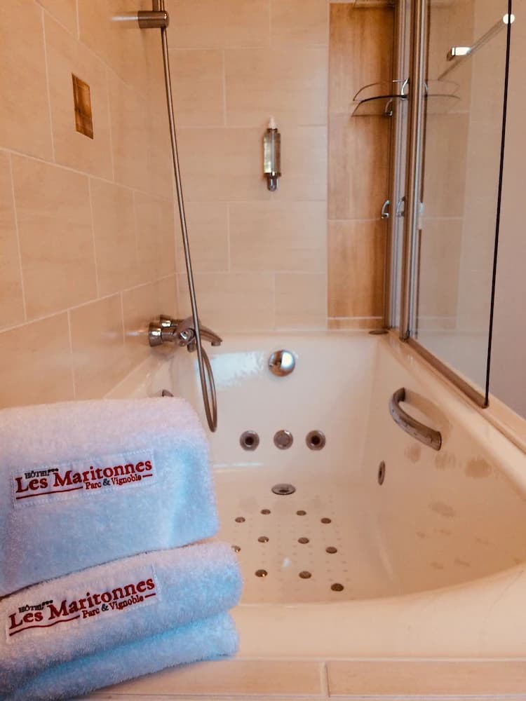 Jetted tub
