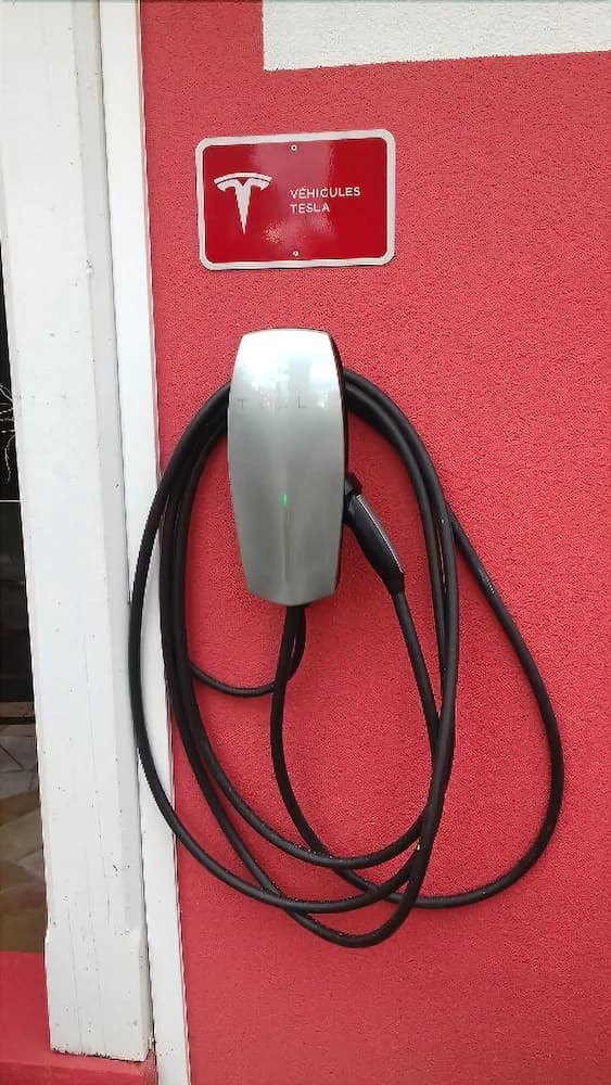 Electric vehicle charging station
