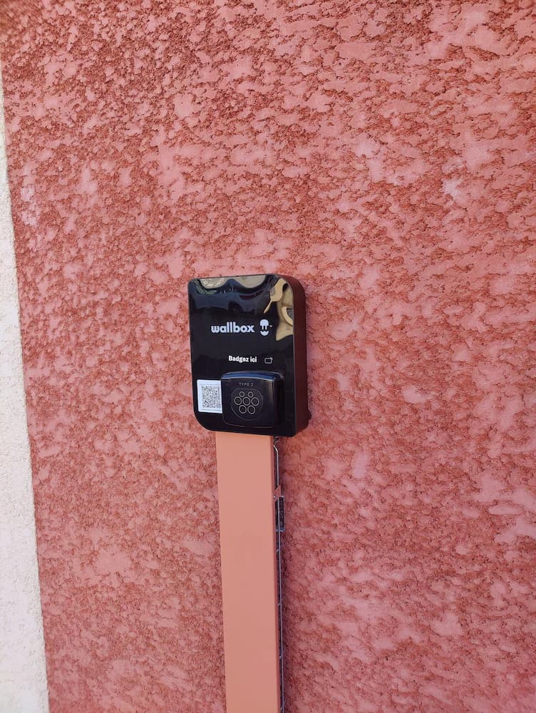 Electric vehicle charging station