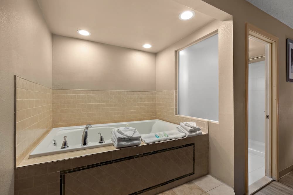 Jetted tub