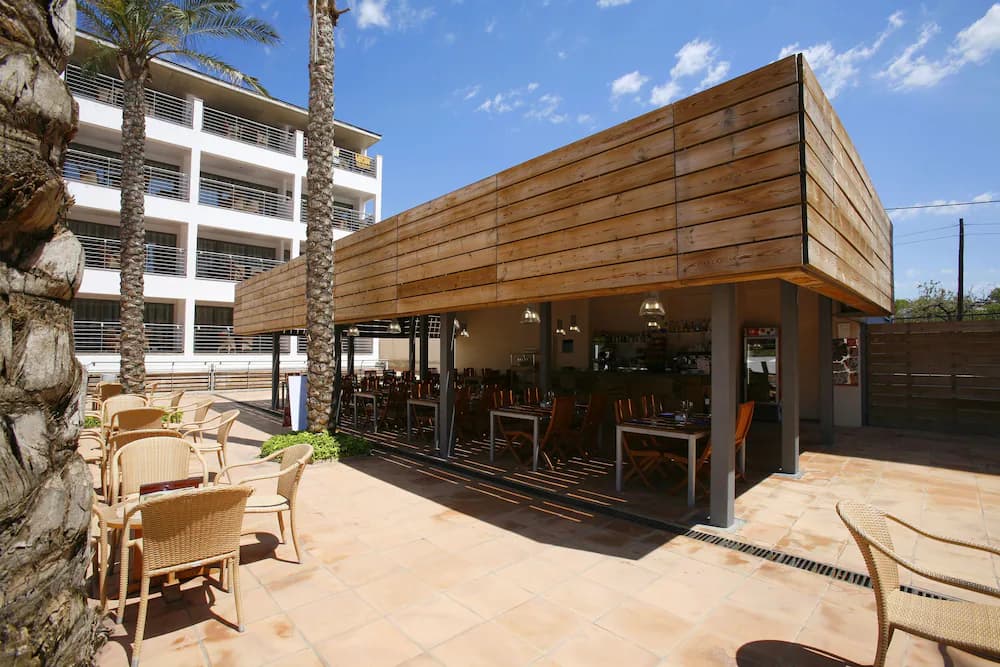 Poolside bar