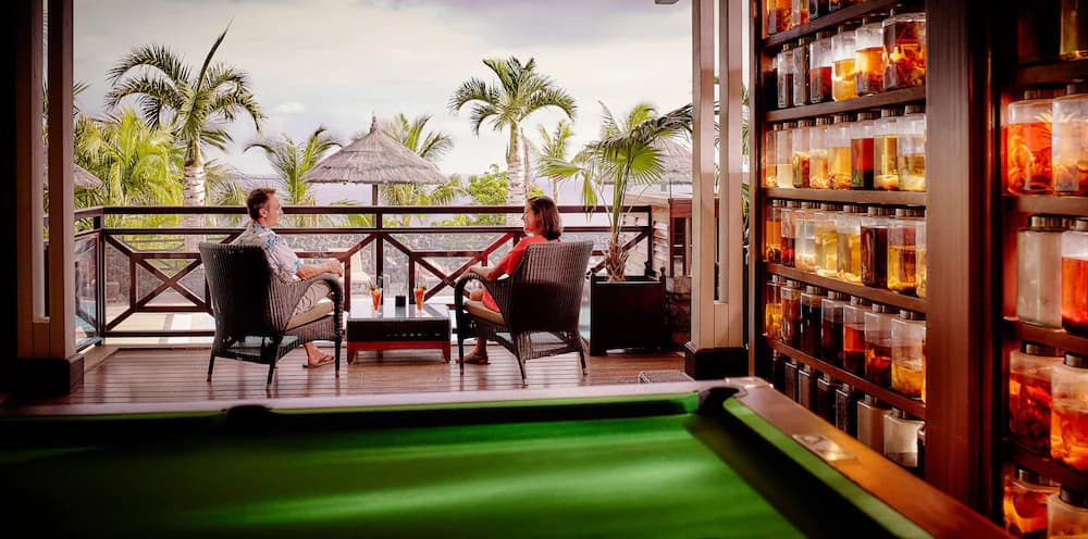 Poolside bar