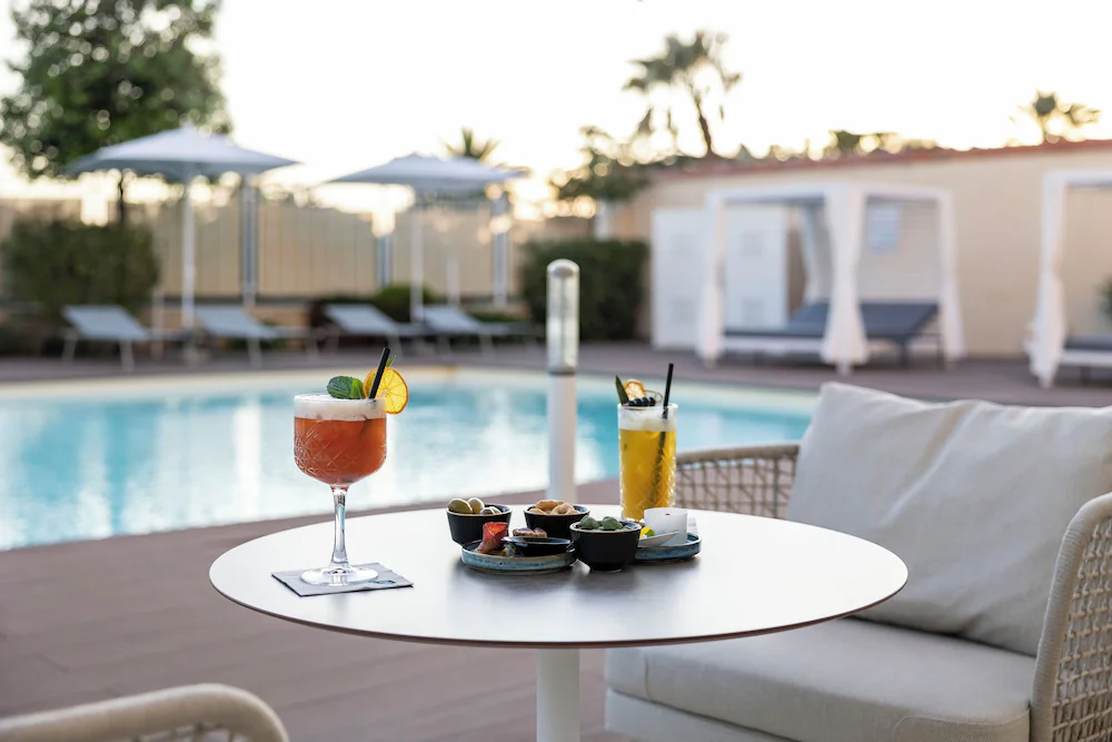 Poolside bar