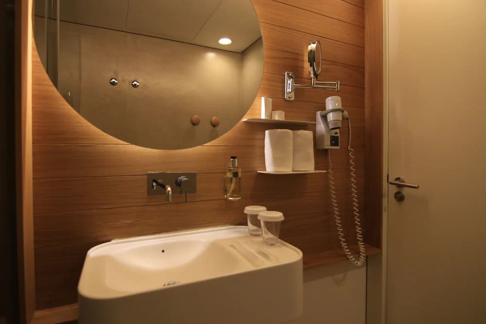 Deep soaking bathtub