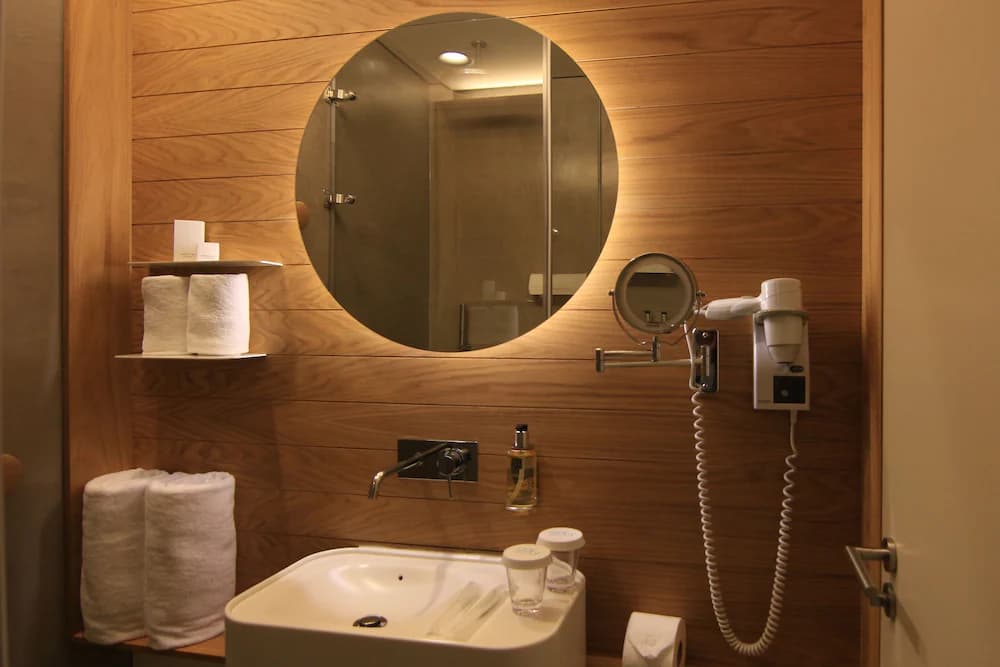 Bathroom sink
