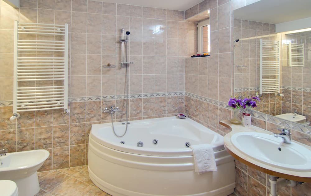 Jetted tub