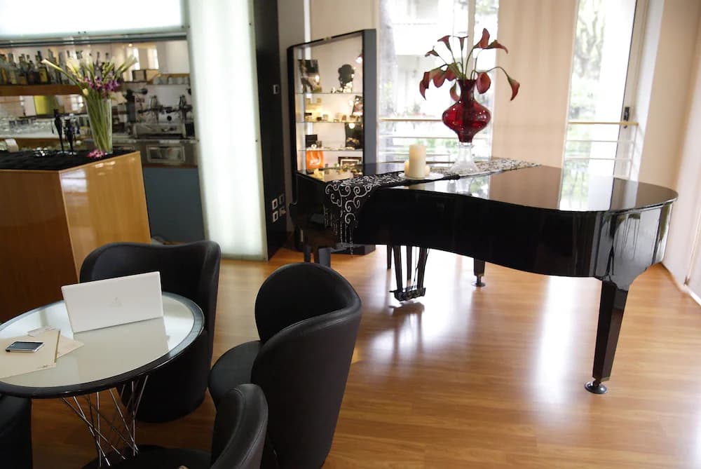 Lobby lounge