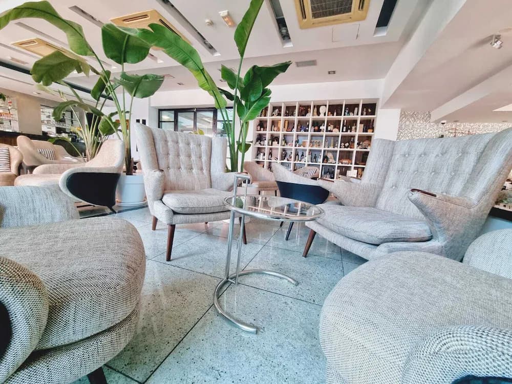 Lobby lounge