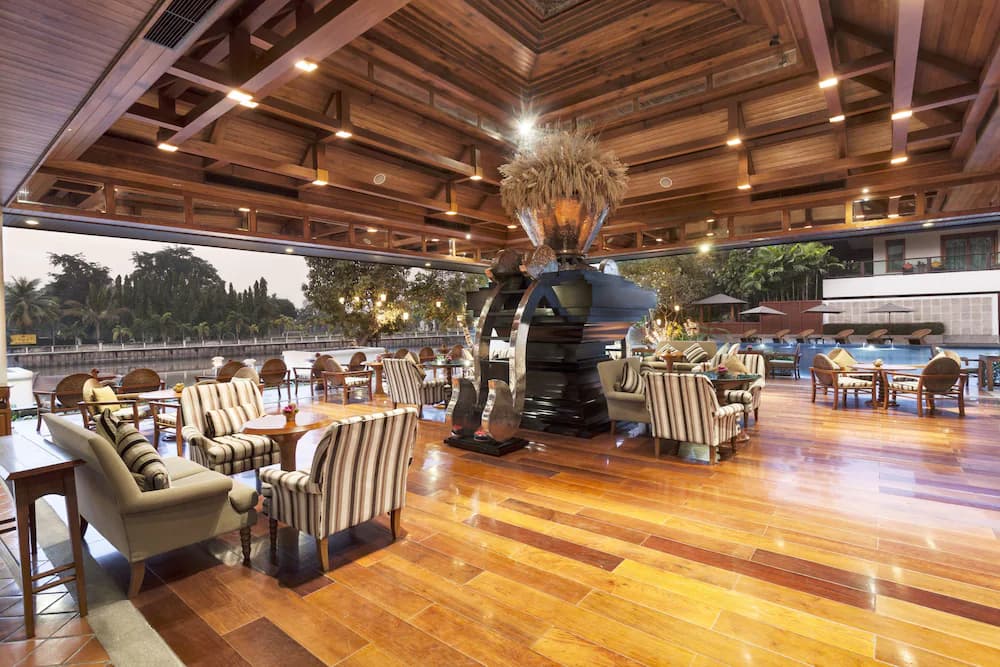 Lobby lounge