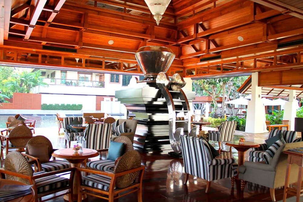 Lobby lounge