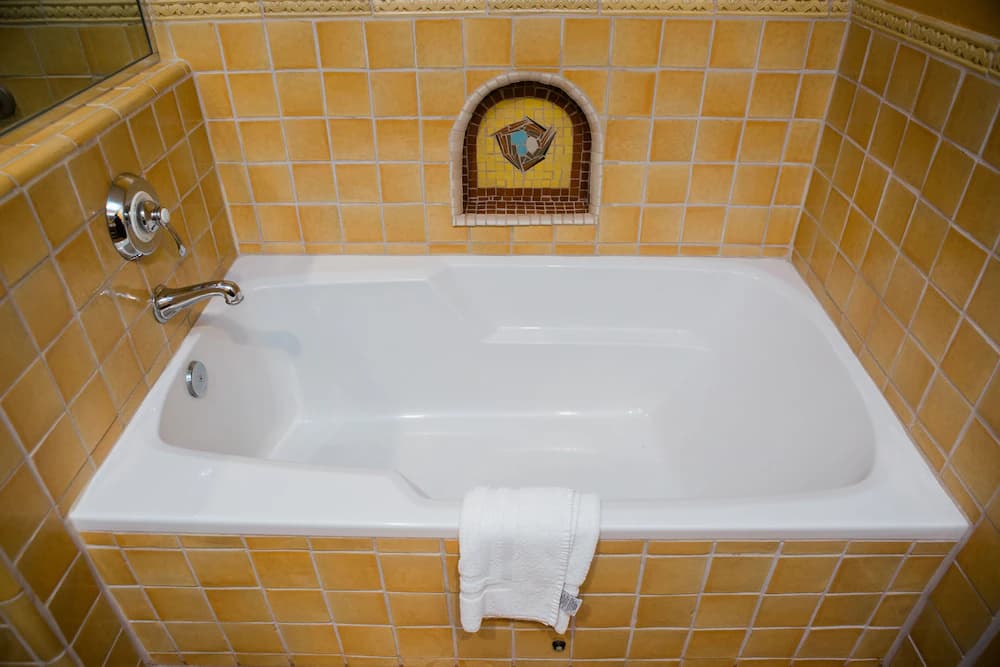 Deep soaking bathtub
