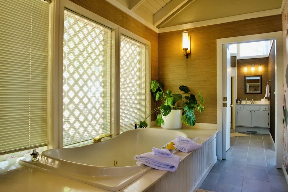 Private spa tub