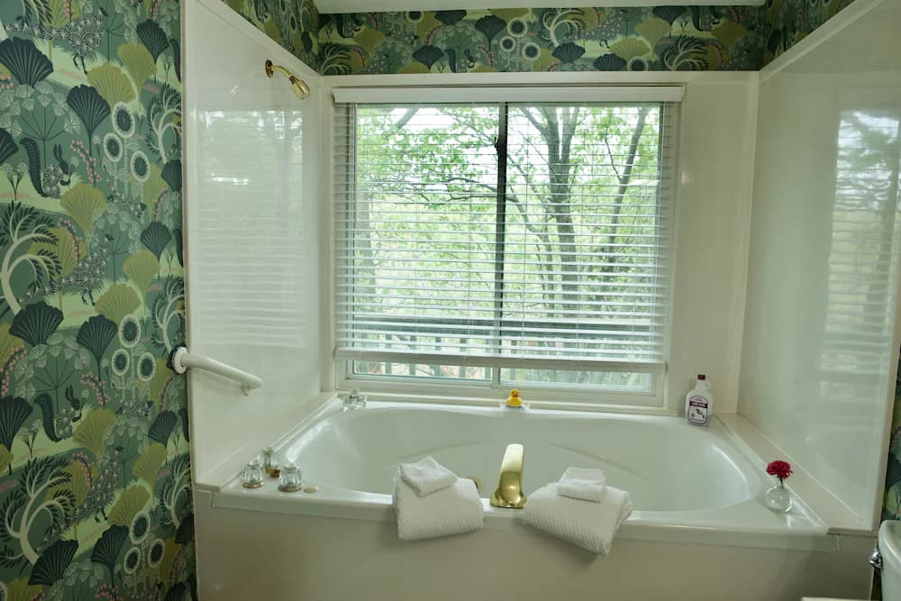 Jetted tub