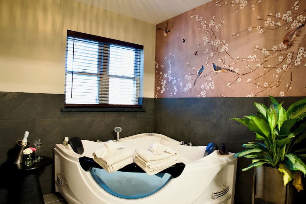 Jetted tub