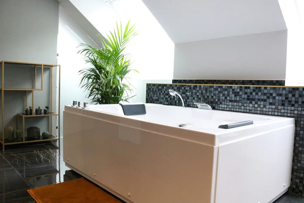 Jetted tub