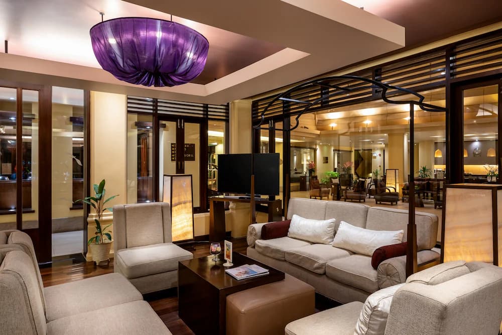 Lobby lounge
